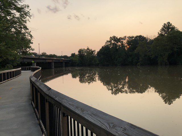 Anacostia_and_walkway